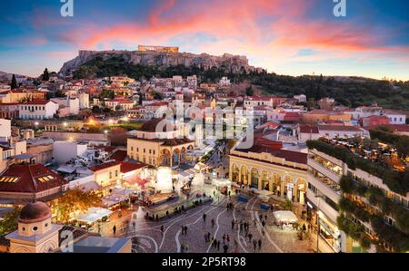 Vista panoramica sopra la città vecchia di Atene e il tempio del Partenone dell'Acropoli durante il sunrise Foto Stock