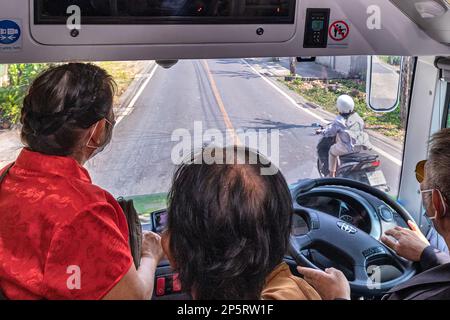 Autista e passeggeri che guardano attraverso il parabrezza su un autobus navetta elettrico, Bangkok, Thailandia Foto Stock