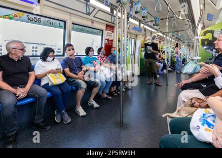 Passeggeri stranieri e thailandesi che viaggiano sulla ferrovia sopraelevata BTS Skytrain, Bangkok, Thailandia Foto Stock