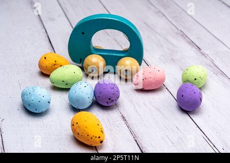 Uova di Pasqua colorate e giocattolo in legno per bambini Foto Stock