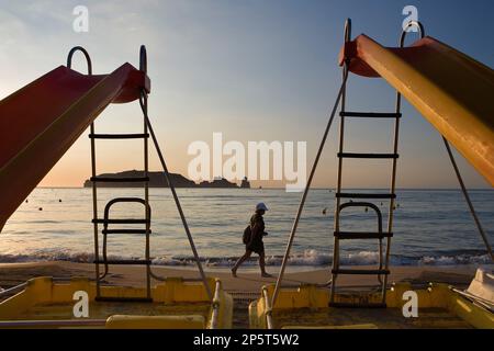 L'Estartit. Barche a pedali in Gran beach. In Sfondo Isole Medes.Costa Brava. La provincia di Girona. La Catalogna. Spagna Foto Stock