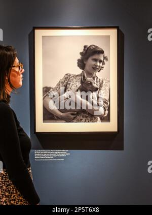 Londra Regno Unito 7 marzo 2023 la principessa Elizabeth (successivamente la regina Elisabetta II) ha ritratto tenendo un corgi nei terreni del Castello di Windsor, Berkshire, Gran Bretagna, 30 maggio 1944. Paul Quezada-Neiman/Alamy Live News Foto Stock