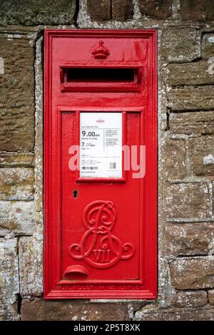 Una particolare scatola per posta edoardiana montata a parete su Lowther Street, Penrith, Cumbria, Regno Unito Foto Stock