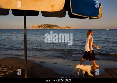 L'Estartit. Gran beach. In Sfondo Isole Medes.Costa Brava. La provincia di Girona. La Catalogna. Spagna Foto Stock