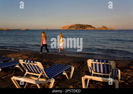 L'Estartit. Gran beach. In Sfondo Isole Medes.Costa Brava. La provincia di Girona. La Catalogna. Spagna Foto Stock