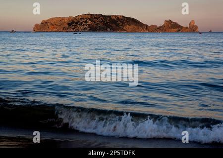 L'Estartit. Gran beach. In Sfondo Isole Medes.Costa Brava. La provincia di Girona. La Catalogna. Spagna Foto Stock