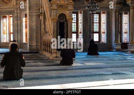 Concetto islamico foto. Uomini musulmani che pregano nella moschea. Foto di sfondo Ramadan o laylat al-qadr o kadir gecesi. Istanbul Turkiye - 12.23.2022 Foto Stock