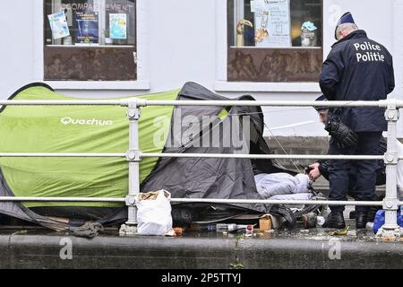 L'illustrazione mostra l'evacuazione delle tende di fronte al centro arrivi Petit Chateau - Klein Kasteeltje Fedasil, a Bruxelles, martedì 07 marzo 2023. I richiedenti asilo legalmente autorizzati a rifugiarsi dormivano invece in tende sul canale Molenbeek. FOTO DI BELGA LAURIE DIEFFEMBACQ Foto Stock