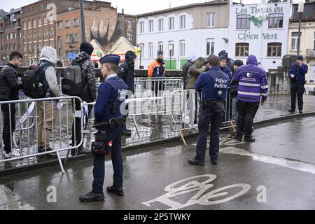 L'illustrazione mostra l'evacuazione delle tende di fronte al centro arrivi Petit Chateau - Klein Kasteeltje Fedasil, a Bruxelles, martedì 07 marzo 2023. I richiedenti asilo legalmente autorizzati a rifugiarsi dormivano invece in tende sul canale Molenbeek. FOTO DI BELGA LAURIE DIEFFEMBACQ Foto Stock