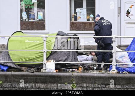 L'illustrazione mostra l'evacuazione delle tende di fronte al centro arrivi Petit Chateau - Klein Kasteeltje Fedasil, a Bruxelles, martedì 07 marzo 2023. I richiedenti asilo legalmente autorizzati a rifugiarsi dormivano invece in tende sul canale Molenbeek. FOTO DI BELGA LAURIE DIEFFEMBACQ Foto Stock