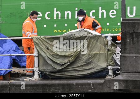 L'illustrazione mostra l'evacuazione delle tende di fronte al centro arrivi Petit Chateau - Klein Kasteeltje Fedasil, a Bruxelles, martedì 07 marzo 2023. I richiedenti asilo legalmente autorizzati a rifugiarsi dormivano invece in tende sul canale Molenbeek. FOTO DI BELGA LAURIE DIEFFEMBACQ Foto Stock