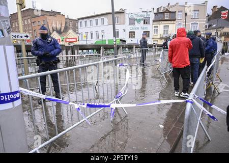 L'illustrazione mostra l'evacuazione delle tende di fronte al centro arrivi Petit Chateau - Klein Kasteeltje Fedasil, a Bruxelles, martedì 07 marzo 2023. I richiedenti asilo legalmente autorizzati a rifugiarsi dormivano invece in tende sul canale Molenbeek. FOTO DI BELGA LAURIE DIEFFEMBACQ Foto Stock