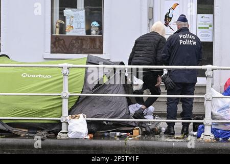 L'illustrazione mostra l'evacuazione delle tende di fronte al centro arrivi Petit Chateau - Klein Kasteeltje Fedasil, a Bruxelles, martedì 07 marzo 2023. I richiedenti asilo legalmente autorizzati a rifugiarsi dormivano invece in tende sul canale Molenbeek. FOTO DI BELGA LAURIE DIEFFEMBACQ Foto Stock