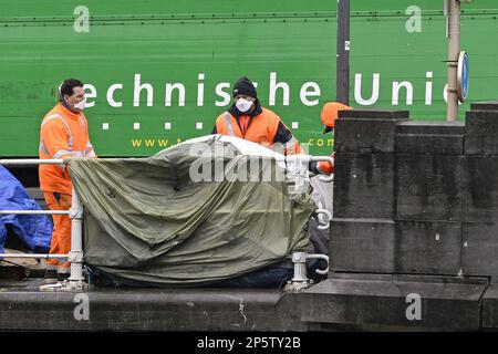 L'illustrazione mostra l'evacuazione delle tende di fronte al centro arrivi Petit Chateau - Klein Kasteeltje Fedasil, a Bruxelles, martedì 07 marzo 2023. I richiedenti asilo legalmente autorizzati a rifugiarsi dormivano invece in tende sul canale Molenbeek. FOTO DI BELGA LAURIE DIEFFEMBACQ Foto Stock