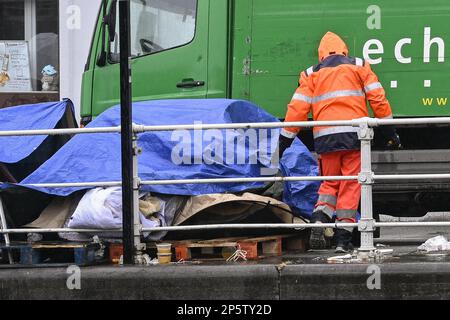 L'illustrazione mostra l'evacuazione delle tende di fronte al centro arrivi Petit Chateau - Klein Kasteeltje Fedasil, a Bruxelles, martedì 07 marzo 2023. I richiedenti asilo legalmente autorizzati a rifugiarsi dormivano invece in tende sul canale Molenbeek. FOTO DI BELGA LAURIE DIEFFEMBACQ Foto Stock