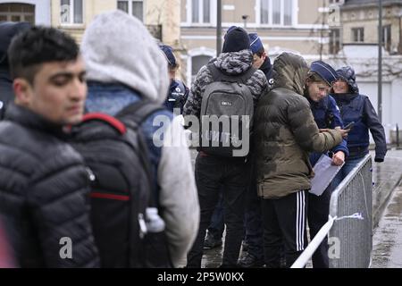 L'illustrazione mostra l'evacuazione delle tende di fronte al centro arrivi Petit Chateau - Klein Kasteeltje Fedasil, a Bruxelles, martedì 07 marzo 2023. I richiedenti asilo legalmente autorizzati a rifugiarsi dormivano invece in tende sul canale Molenbeek. FOTO DI BELGA LAURIE DIEFFEMBACQ Foto Stock