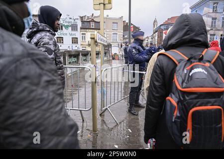 L'illustrazione mostra l'evacuazione delle tende di fronte al centro arrivi Petit Chateau - Klein Kasteeltje Fedasil, a Bruxelles, martedì 07 marzo 2023. I richiedenti asilo legalmente autorizzati a rifugiarsi dormivano invece in tende sul canale Molenbeek. FOTO DI BELGA LAURIE DIEFFEMBACQ Foto Stock