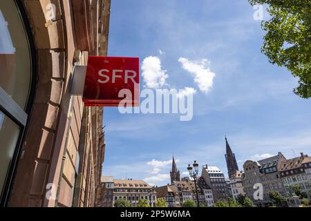 Strasburgo, Francia - 08 agosto 2022 : logo del punto vendita SFR, operatore telefonico francese. Foto Stock