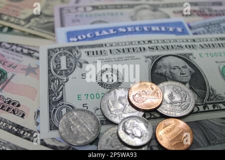 Dollari USA e monete con carta di sicurezza sociale Foto Stock