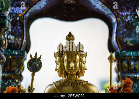 Statua d'oro di Phra froma da vicino al Tempio Indù di Erawan a Bangkok. Il famoso Santuario di Erawan in Thailandia è un'attrazione turistica. Foto Stock