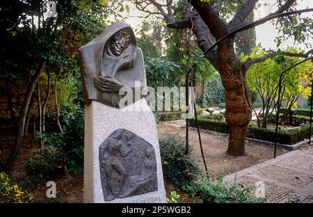 Monumento al libro Celestina, scritto da Fernando de Rojas, in Huerto Calixto y Melibea, Calixto and Melibea Garden, Salamanca, Spagna Foto Stock