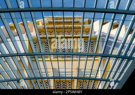 Una vista astratta b & w della parte anteriore del mercato centrale in stile art deco punto di riferimento a Phnom Penh, Cambogia. Foto Stock