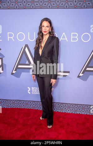 New York, New York, Stati Uniti. 6th Mar, 2023. (NUOVO) 2023 Roundabout Theatre Company Gala. 06 marzo 2023, New York, New York, USA: Sutton Foster partecipa al Roundabout Theatre Company Gala del 2022 presso la sala da ballo Ziegfeld il 06 marzo 2023 a New York City. (Credit Image: © M10S/TheNEWS2 via ZUMA Press Wire) SOLO PER USO EDITORIALE! Non per USO commerciale! Foto Stock