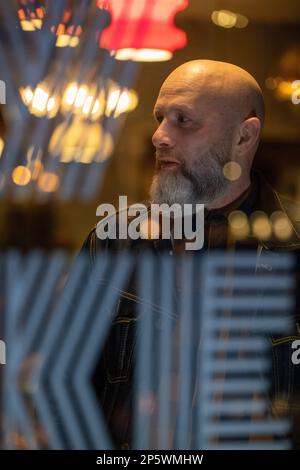 Ritratto di un maschio di mezza età con testa calva e barba. Hipster. Foto Stock