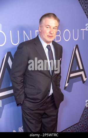 New York, New York, Stati Uniti. 6th Mar, 2023. (NUOVO) 2023 Roundabout Theatre Company Gala. 06 marzo 2023, New York, New York, USA: Alec Baldwin partecipa al Roundabout Theatre Company Gala del 2022 presso la sala da ballo Ziegfeld il 06 marzo 2023 a New York City. (Credit Image: © M10S/TheNEWS2 via ZUMA Press Wire) SOLO PER USO EDITORIALE! Non per USO commerciale! Foto Stock