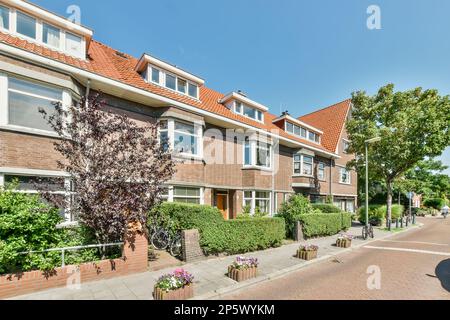 Amsterdam, Paesi Bassi - 10 aprile, 2021: Una strada con case e alberi nella parte centrale di amsterdam, paesi bassi foto scattata il 29 aprile 2014 Foto Stock