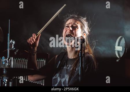 Copenaghen, Danimarca. 06th Mar, 2023. La band progressive rock belga Brutus ha tenuto un concerto dal vivo al VEGA di Copenhagen. Qui il batterista Stefanie Mannaerts è visto dal vivo sul palco. (Photo Credit: Gonzales Photo/Alamy Live News Foto Stock