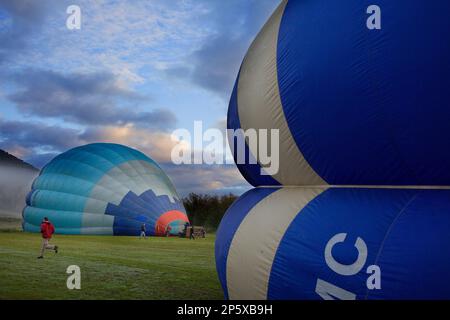 I palloni ad aria calda la preparazione per il volo su Garrotxa Parco naturale,la provincia di Girona. La Catalogna. Spagna Foto Stock