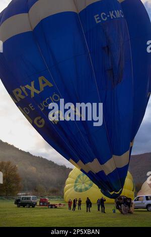 I palloni ad aria calda la preparazione per il volo su Garrotxa Parco naturale,la provincia di Girona. La Catalogna. Spagna Foto Stock