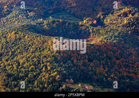 Sul palloncino su Santa Margarida vulcano,Garrotxa Parco naturale,la provincia di Girona. La Catalogna. Spagna Foto Stock