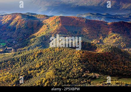 Sul palloncino su Santa Margarida vulcano,Garrotxa Parco naturale,la provincia di Girona. La Catalogna. Spagna Foto Stock