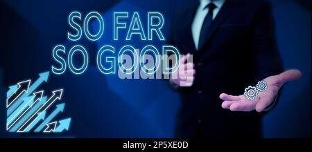 Segno di testo che mostra finora così bene. Panoramica delle imprese i progressi sono stati soddisfacenti finora tutto va bene Foto Stock