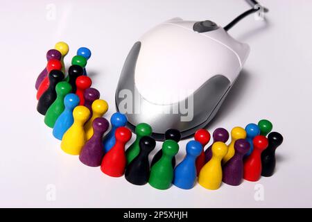 mouse per computer con gettoni colorati, riunione di squadra Foto Stock