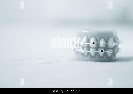 Base per dentiera ortodontica in metallo. Nessuna gente Foto Stock