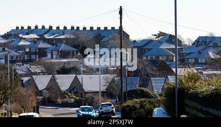 Queensbury, West Yorkshire, Regno Unito. 7th marzo, 2023. Meteo nel Regno Unito. Un inizio freddo gelido della giornata nelle colline Pennine di Queensbury, West Yorkshire con una polvere di neve leggera e ghiaccio che rendono le condizioni pericolose per gli escursionisti di cani, joggers e auto escursionisti. Credit: Windmill Images/Alamy Live News Foto Stock