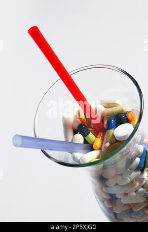 cocktail di pill con due cannucce da bere Foto Stock