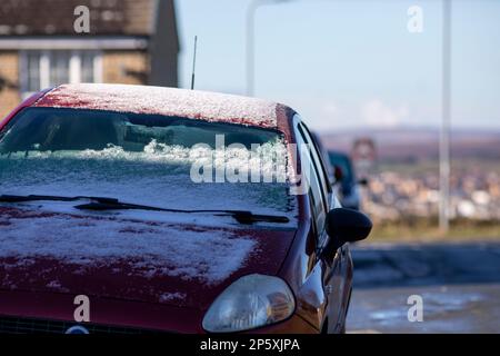 Queensbury, West Yorkshire, Regno Unito. 7th marzo, 2023. Meteo nel Regno Unito. Un inizio freddo gelido della giornata nelle colline Pennine di Queensbury, West Yorkshire con una polvere di neve leggera e ghiaccio che rendono le condizioni pericolose per gli escursionisti di cani, joggers e auto escursionisti. Credit: Windmill Images/Alamy Live News Foto Stock