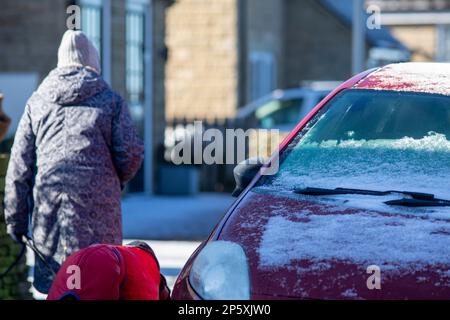 Queensbury, West Yorkshire, Regno Unito. 7th marzo, 2023. Meteo nel Regno Unito. Un inizio freddo gelido della giornata nelle colline Pennine di Queensbury, West Yorkshire con una polvere di neve leggera e ghiaccio che rendono le condizioni pericolose per gli escursionisti di cani, joggers e auto escursionisti. Credit: Windmill Images/Alamy Live News Foto Stock