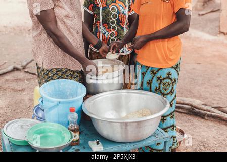 Ouagadougou, Burkina Faso, Africa Centrale. Scene di vita quotidiana in un sobborgo della capitale Foto Stock