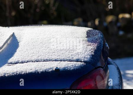 Queensbury, West Yorkshire, Regno Unito. 7th marzo, 2023. Meteo nel Regno Unito. Un inizio freddo gelido della giornata nelle colline Pennine di Queensbury, West Yorkshire con una polvere di neve leggera e ghiaccio che rendono le condizioni pericolose per gli escursionisti di cani, joggers e auto escursionisti. Credit: Windmill Images/Alamy Live News Foto Stock