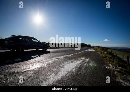 Queensbury, West Yorkshire, Regno Unito. 7th marzo, 2023. Meteo nel Regno Unito. Un inizio freddo gelido della giornata nelle colline Pennine di Queensbury, West Yorkshire con una polvere di neve leggera e ghiaccio che rendono le condizioni pericolose per gli escursionisti di cani, joggers e auto escursionisti. Credit: Windmill Images/Alamy Live News Foto Stock