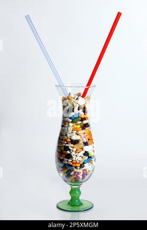 cocktail di pill con due cannucce da bere Foto Stock