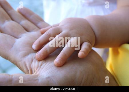 la mano del bambino nella mano della madre Foto Stock