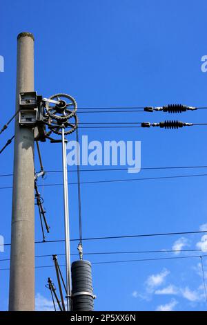linea ferroviaria ad alta tensione Foto Stock