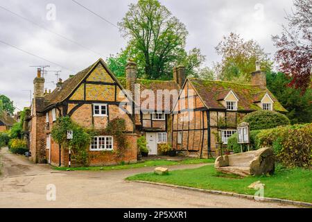 Case storiche vecchio periodo in legno vicino villaggio verde a Turville, Buckinghamshire, Inghilterra, Regno Unito, Gran Bretagna. Un pittoresco villaggio sulle colline di Chiltern Foto Stock