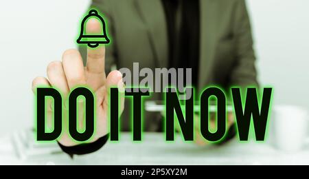 Segno di testo che mostra Do IT Now (Esegui ora). Parola per non esitare e iniziare a lavorare o fare roba subito Foto Stock